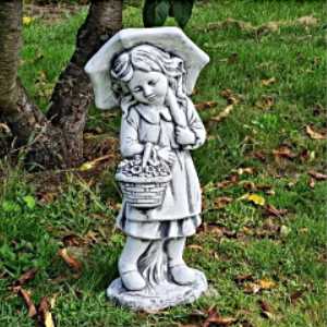 Figurka ogrodowa, betonowa DZIEWCZYNKA Z KOSZYKIEM - D14