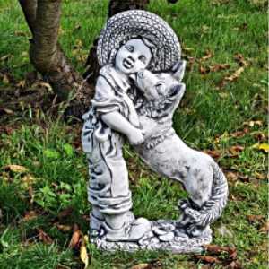 Figurka ogrodowa, betonowa CHŁOPIEC Z PSEM- D16