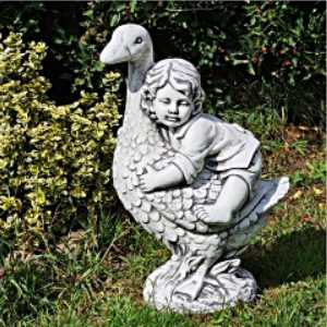 Figurka ogrodowa, betonowa DZIEWCZYNKA Z KACZKĄ- D21
