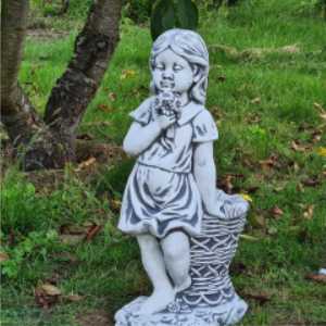 Figurka ogrodowa, betonowa DZIEWCZYNKA- D5