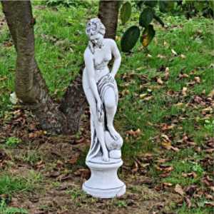 Figurka ogrodowa, betonowa KOBIETA- F4