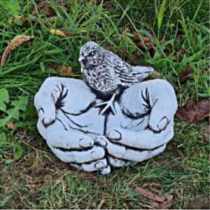 Figurka ogrodowa, betonowa POIDEŁKO DŁONIE Z PTAKIEM- P2