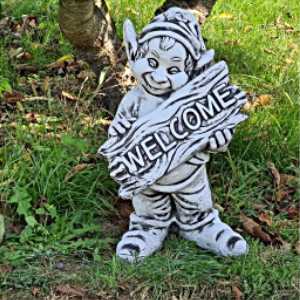 Figurka ogrodowa, betonowa TROLL WELCOME - T14
