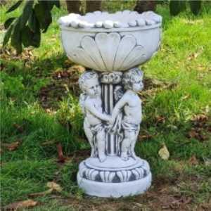 Figurka ogrodowa, betonowa POIDEŁKO Z DZIEĆMI - W6