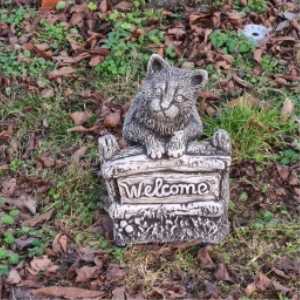 Figurka ogrodowa, betonowa KOT WELCOME - Z135