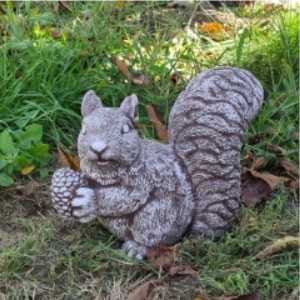 Figurka ogrodowa, betonowa WIEWIÓRKA- Z47