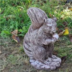 Figurka ogrodowa, betonowa WIEWIÓRKA- Z48